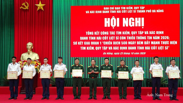 Bộ chỉ huy Quân sự thành phố Đà Nẵng trao tặng Giấy khen cho các các nhân có thành tích xuất sắc trong tham gia “Chiến dịch 500 ngày đêm đẩy mạnh tìm kiếm, quy tập và xác định danh tính hài cốt liệt sĩ”