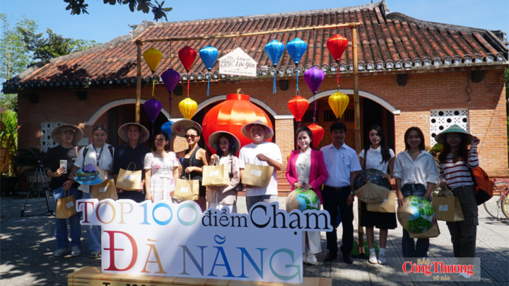 Đại diện cơ quan báo chí, truyền thông và những người sáng tạo nội dung tham gia hoạt động trải nghiệm tại Làng cổ Lộc Yên