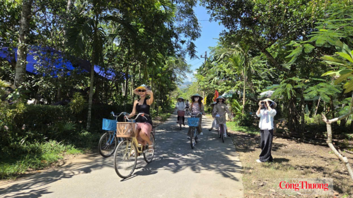 Du khách tham quan, trải nghiệm tại Làng cổ Lộc Yên