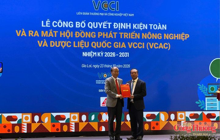 VCCI trao Quyết định tổ chức lại Hội đồng Doanh nghiệp Nông nghiệp Việt Nam.