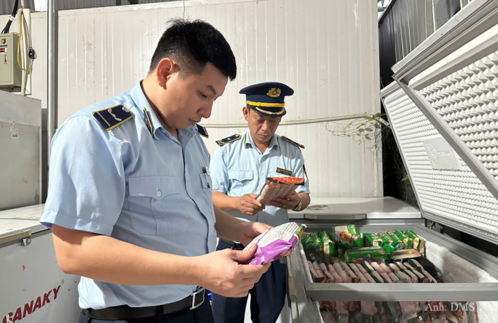 Lực lượng Quản lý thị trường thực hiện nghiệp vụ kiểm tra, giám sát chất lượng thực phẩm lưu thông trên thị trường.