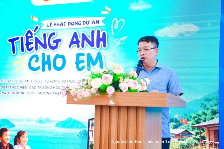 Nhà văn, nhà báo Nguyễn Phan Khuê, Ủy viên Hội đồng Đội Trung ương, Tổng Biên tập Báo Thiếu niên Tiền phong và Nhi đồng phát biểu tại sự kiện.