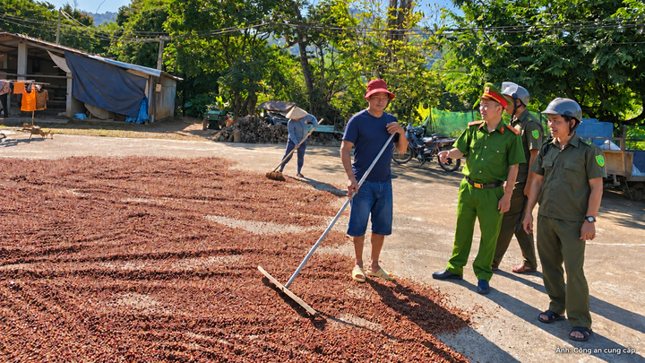 Công an xã Đắk Liêng tuyên truyền người dân tăng cường cảnh giác, bảo vệ nông sản.