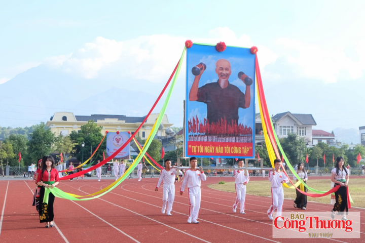 Lễ khai mạc Đại hội Thể dục thể thao lần thứ VI năm 2026 diễn ra với cuộc diễu hành biểu dương lực lượng. Dẫn đầu là các khối rước cờ Tổ quốc, cờ thể thao, kiệu ảnh Bác Hồ đang tập thể dục.