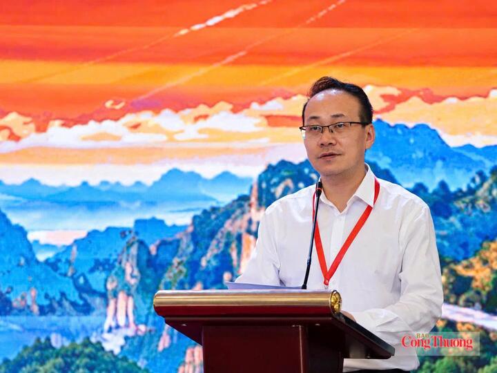 Ông Trần Hoài Đức, Cục trưởng Cục Thương vụ thành phố Bách Sắc, Khu tự trị dân tộc Choang Quảng Tây (Trung Quốc) phát biểu tại hội nghị.