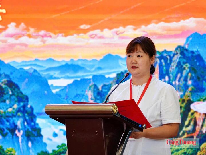 Bà Lý Xuân Toàn, Phó Cục trưởng Cục Thương vụ châu Văn Sơn, tỉnh Vân Nam, Trung Quốc chia sẻ về tiềm năng hợp tác thương mại giữa hai địa phương. Ảnh: Phương Trang