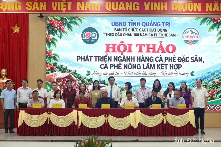 Đại diện các doanh nghiệp và các nhà sản xuất cũng đã ký biên bản ghi nhớ hợp tác.
