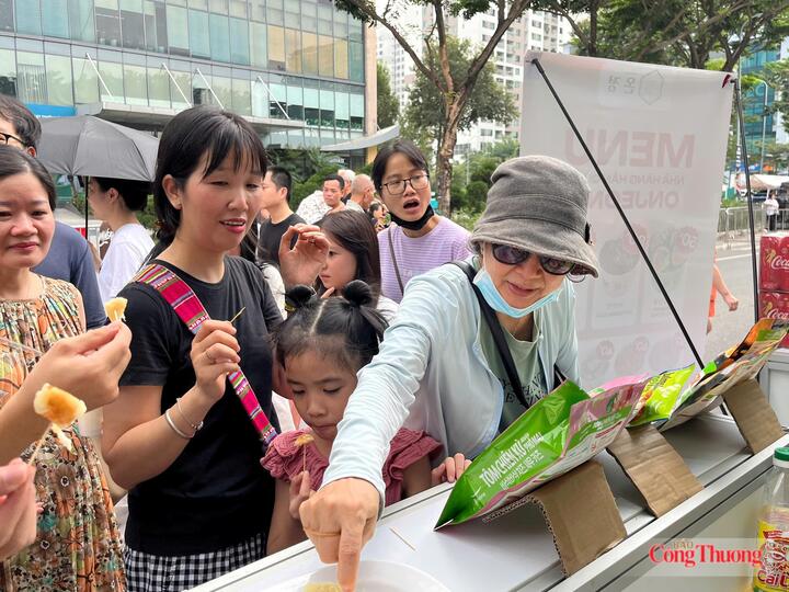 Khách hàng trực tiếp trải nghiệm sản phẩm. Ảnh: Hoàng Yến