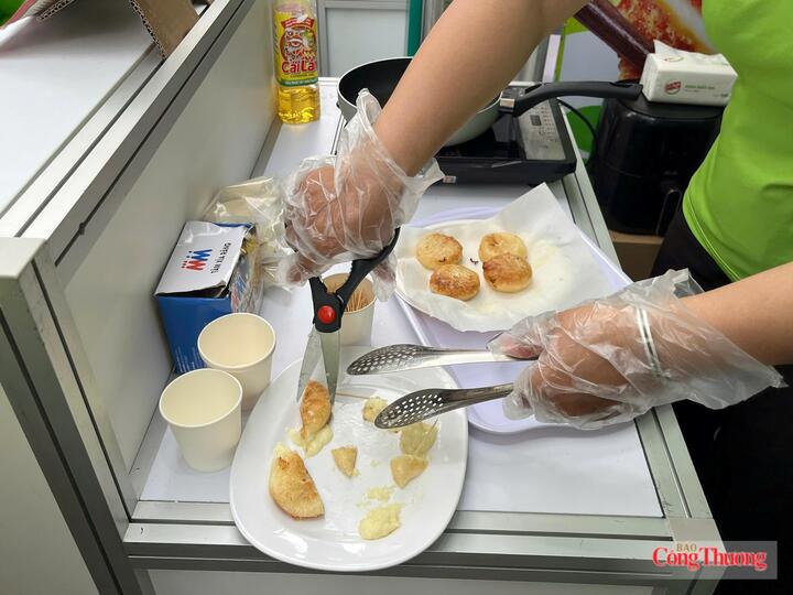 Các sản phẩm được chế biến trực tiếp tại quầy cho khách hàng. Ảnh: Hoàng Yến