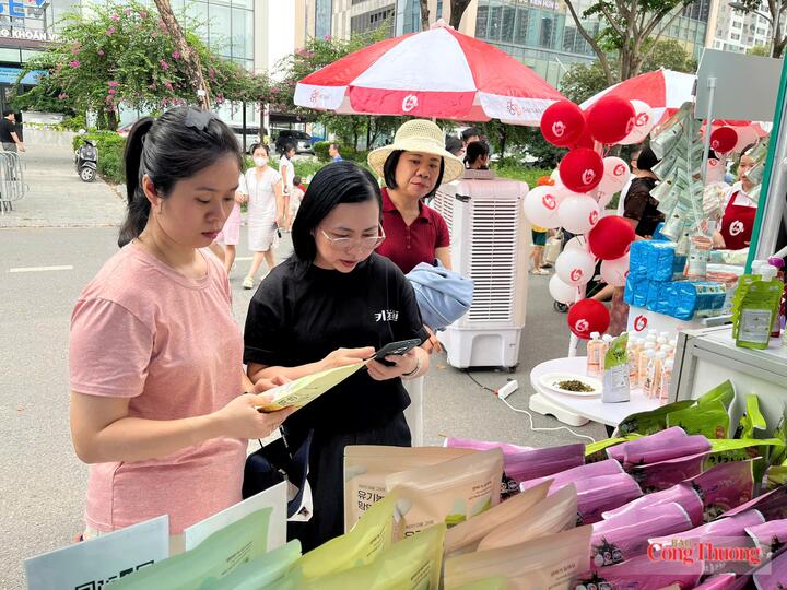Khách hàng tham quan và mua sắm trực tiếp tại không gian trưng bày thực phẩm Hàn Quốc. Ảnh: Hoàng Yến