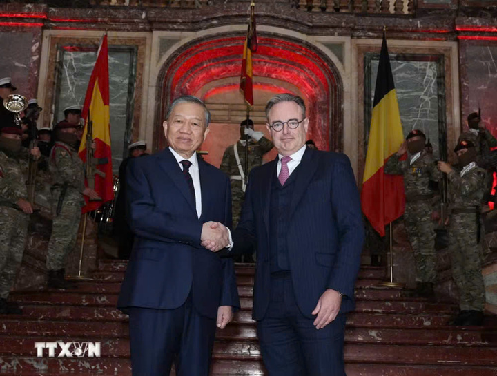 Thủ tướng Bỉ Bart De Wever chủ trì Lễ đón Tổng Bí thư, Chủ tịch nước Tô Lâm.(Ảnh: Thống Nhất/TTXVN)