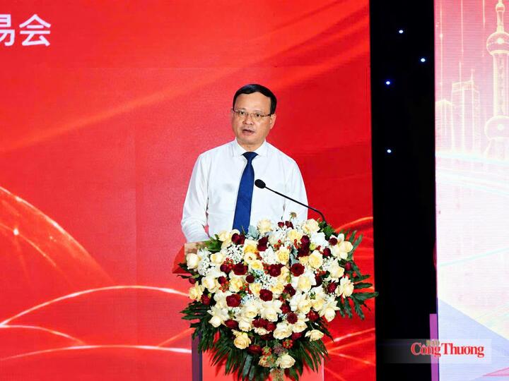 Ông Nguyễn Mạnh Tuấn, Phó Chủ tịch Thường trực UBND tỉnh Tuyên Quang phát biểu khai mạc hội chợ. Ảnh: Minh Đức