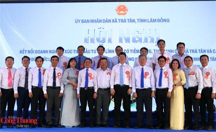 Ông Nguyễn Hồng Hải, Ủy viên Ban Thường vụ Tỉnh ủy, Phó Chủ tịch Thường trực UBND tỉnh Lâm Đồng, lãnh đạo 11 địa phương chụp hình lưu niệm