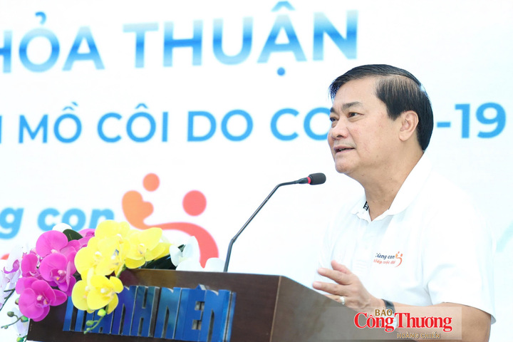 Nhà báo Nguyễn Ngọc Toàn – Tổng Biên tập Báo Thanh Niên phát biểu tại buổi lễ.