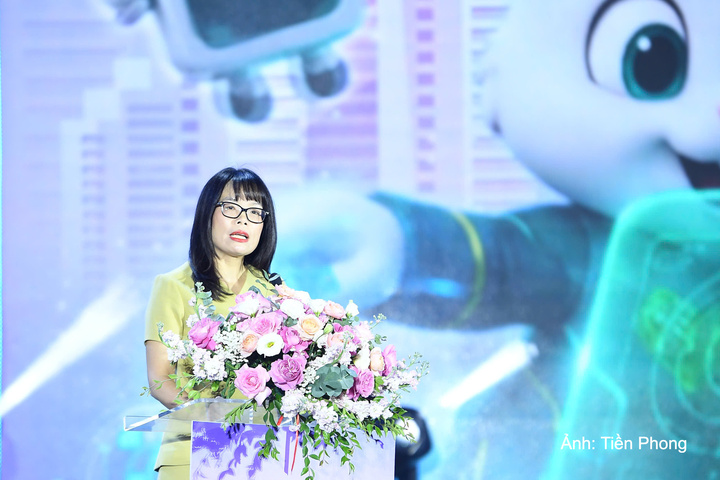 Bà Đoàn Hồng Nhung, thành viên Ban Điều hành, Giám đốc Khối Bán lẻ Vietcombank phát biểu tại sự kiện.