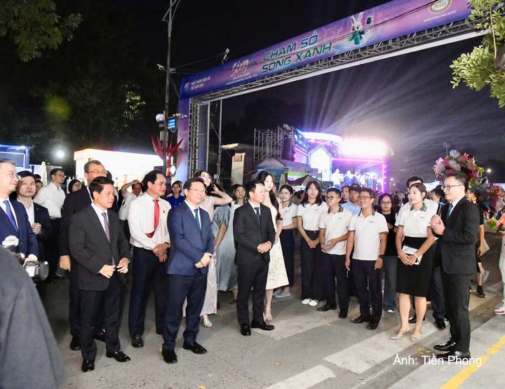 Lãnh đạo Ngân hàng Nhà nước và lãnh đạo các bộ, ngành tham quan gian hàng tại Sóng Festival 2026.