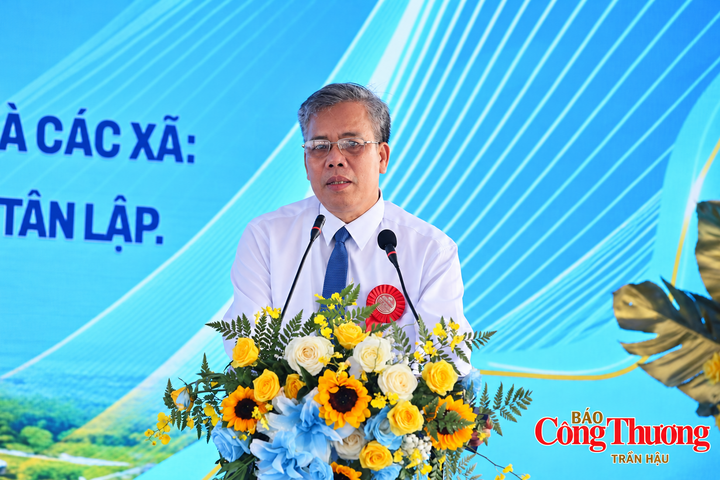 Ông Nguyễn Ngọc Phong, Phó Bí thư Đảng ủy, Chủ tịch UBND xã Trà Tân phát biểu tại hội nghị