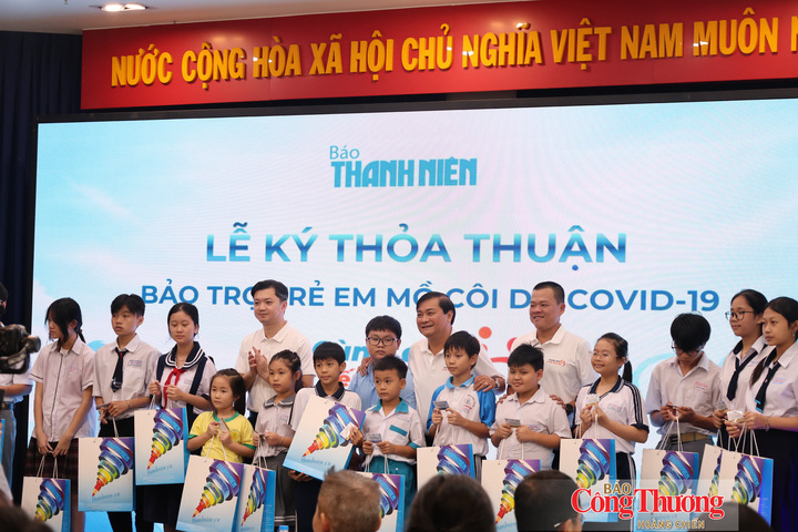 Trao học bổng cho các em nhỏ trong chương trình.