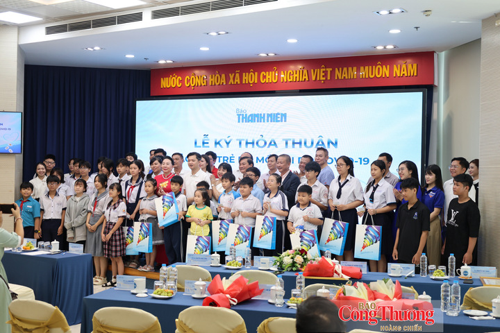Những suất học bổng được trao đã giúp các em học sinh mồ côi và gia đình vơi đi phần nào khó khăn...