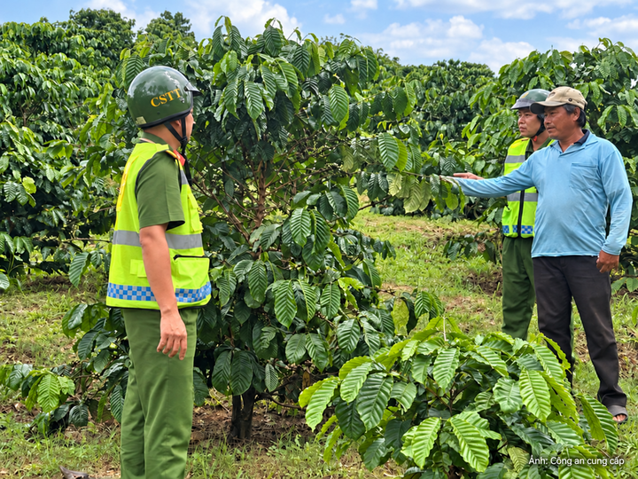 Công an xã Cư Pui tuần tra kết hợp nhắc nhở người dân nâng cao cảnh giác với trộm cắp tài sản.