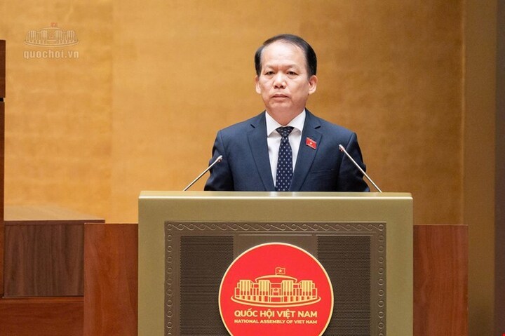 Bộ trưởng Bộ Tư pháp Hoàng Thanh Tùng trình bày Tờ trình về dự án Luật Tài nguyên, môi trường biển và hải đảo (sửa đổi).