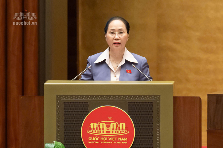 Bộ trưởng Văn hóa, Thể thao và Du lịch Lâm Thị Phương Thanh thừa ủy quyền của Thủ tướng Chính phủ trình bày Tờ trình dự án Luật Phát triển công nghiệp văn hóa.