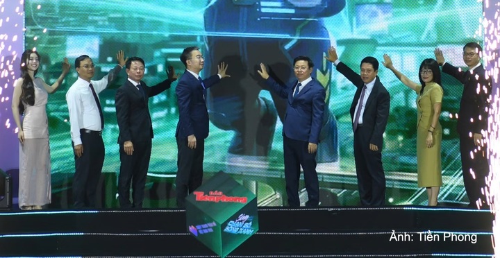 Các đại biểu thực hiện nghi thức khai mạc lễ hội Sóng Festival với thông điệp “Chạm số - Sống xanh”.