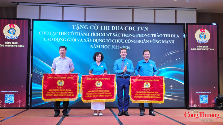 Tặng Cờ thi đua Công đoàn Công Thương Việt Nam cho các tập thể tiêu biểu.