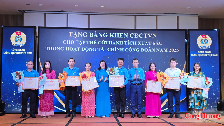 Công đoàn Công Thương Việt Nam trao bằng khen cho các tập thể có thành tích xuất sắc trong hoạt động tài chính công đoàn năm 2025.