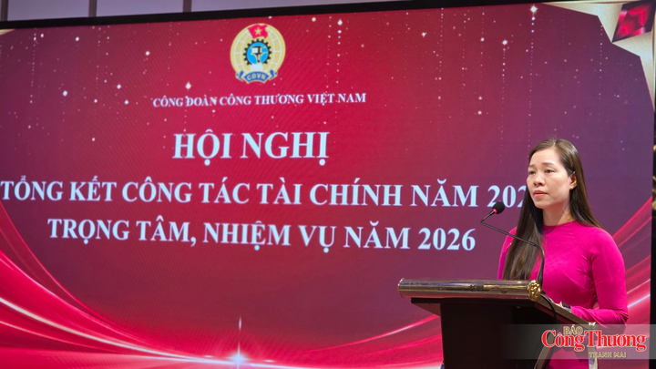 Đại diện Công đoàn Công nghiệp hoá chất Việt Nam trình bày tham luận tại hội nghị.