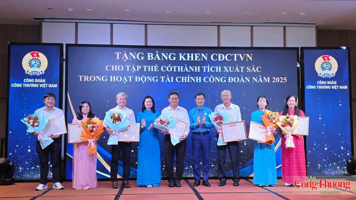 Công đoàn Công Thương Việt Nam trao bằng khen cho các tập thể có thành tích xuất sắc trong hoạt động tài chính công đoàn năm 2025.