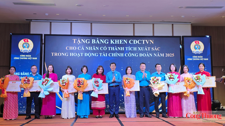 Công đoàn Công Thương Việt Nam trao bằng khen cho các cá nhân có thành tích xuất sắc trong hoạt động tài chính công đoàn năm 2025.