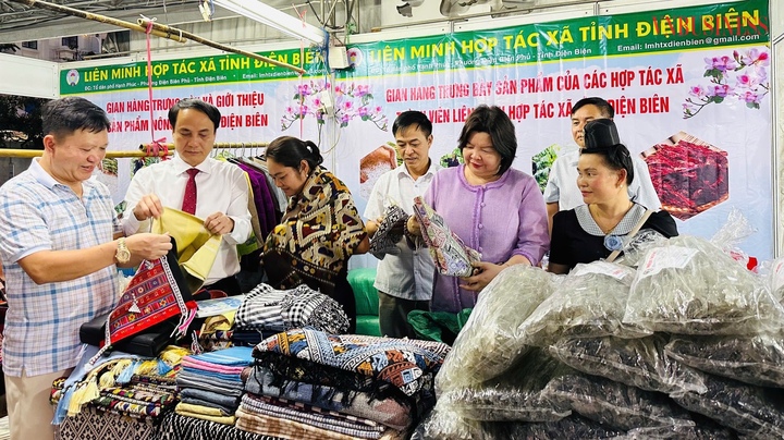 Các đại biểu tham quan các gian hàng tại hội chợ.