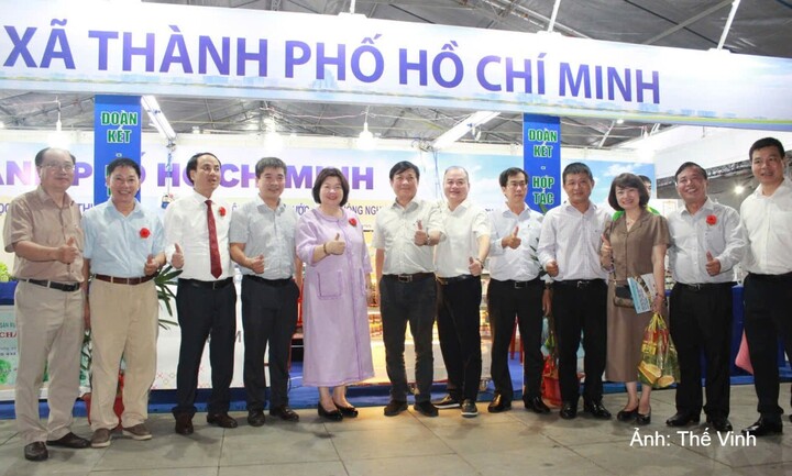 Các đại biểu chụp ảnh lưu niệm tại hội chợ.