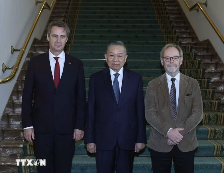 Tổng Bí thư, Chủ tịch nước Tô Lâm hội kiến Chủ tịch Hạ viện Peter De Roover (bên phải) và Chủ tịch Thượng viện Vincent Blondel (bên trái). (Ảnh: Thống Nhất/TTXVN)