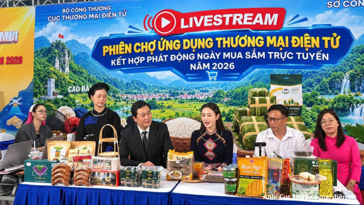 Lãnh đạo Sở Công Thương tỉnh Cao Bằng và KOL tại phiên livestream tối 23/10.