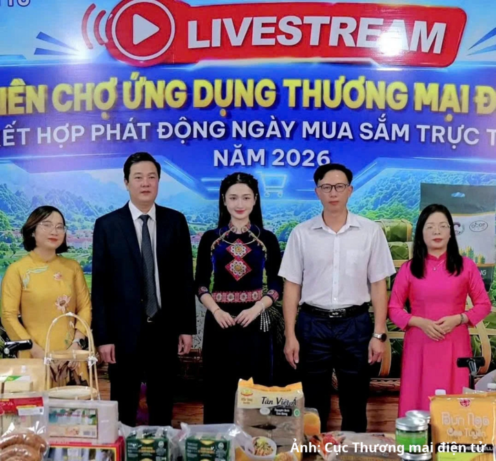 Lãnh đạo Sở Công Thương tỉnh Cao Bằng, đại diện Cục Thương mại điện tử (Bộ Công Thương) cùng KOL chụp ảnh lưu niệm tại chương trình.