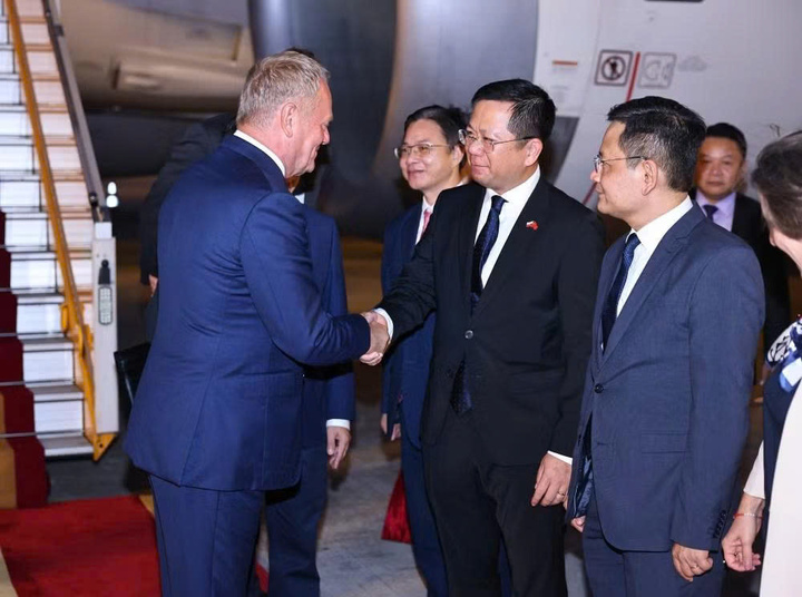 Lễ đón Thủ tướng Cộng hòa Ba Lan Donald Tusk tại sân bay Quốc tế Nội Bài (Hà Nội). Ảnh: Minh Đức/TTXVN