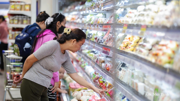Người dân mua sắm tại siêu thị Co.opmart Cống Quỳnh (TP. Hồ Chí Minh).