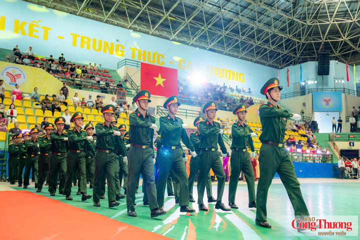 Khối lực lượng vũ trang diễu hành tại đại hội
