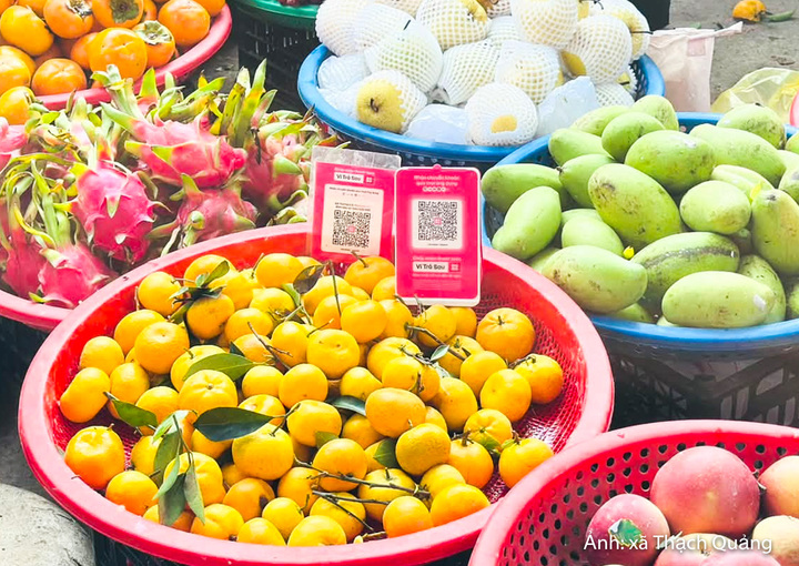 Đối với người dân kinh doanh nhỏ lẻ tại chợ dân sinh, việc sử dụng mã QR giúp quá trình thanh toán diễn ra nhanh chóng, hạn chế tình trạng thiếu tiền lẻ hoặc nhầm lẫn khi trả tiền thừa.