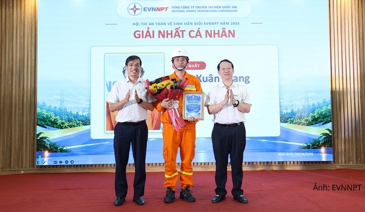 Chủ tịch HĐTV EVNNPT Nguyễn Quang Trung (bên phải) và Phó Chủ tịch Công đoàn Điện lực Việt Nam Uông Quang Huy (bên trái) trao giải Nhất An toàn vệ sinh viên giỏi EVNNPT cho anh Trần Xuân Giang.
