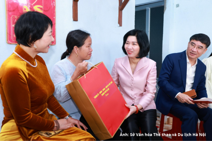Chủ tịch HĐND TP. Hà Nội Phùng Thị Hồng Hà thăm hỏi, trao quà cho gia đình có hoàn cảnh khó khăn tại xã Nam Ban Lâm Hà, tỉnh Lâm Đồng.