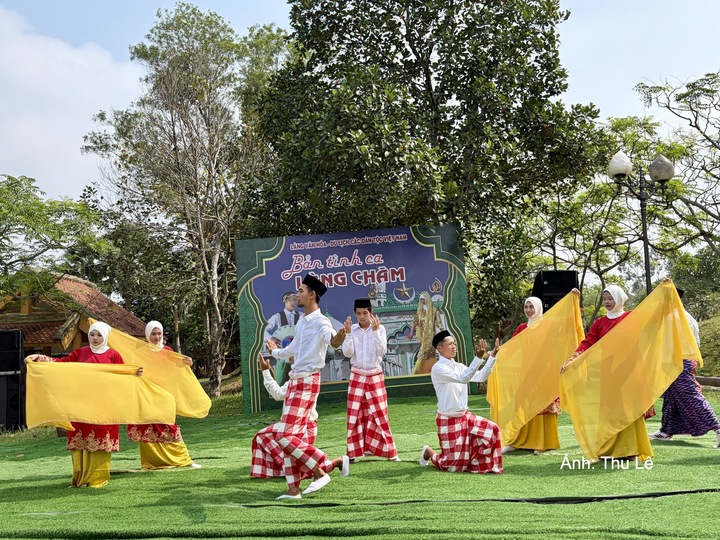 Chương trình nghệ thuật “Bản tình ca làng Chăm” với các tiết mục đặc sắc.