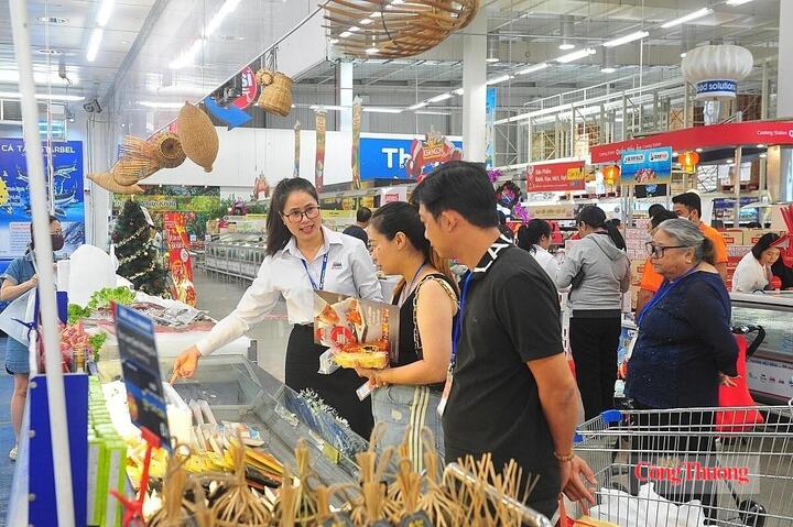 Người dân mua sắm tại siêu thị Mega Market.