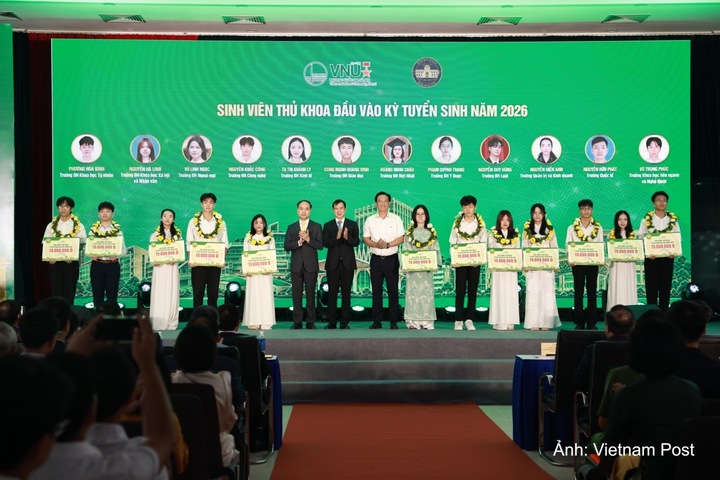 Đại diện Vietnam Post cùng lãnh đạo Đại học Quốc gia Hà Nội và đơn vị đồng hành trao học bổng cho 12 sinh viên thủ khoa đầu vào năm 2026.