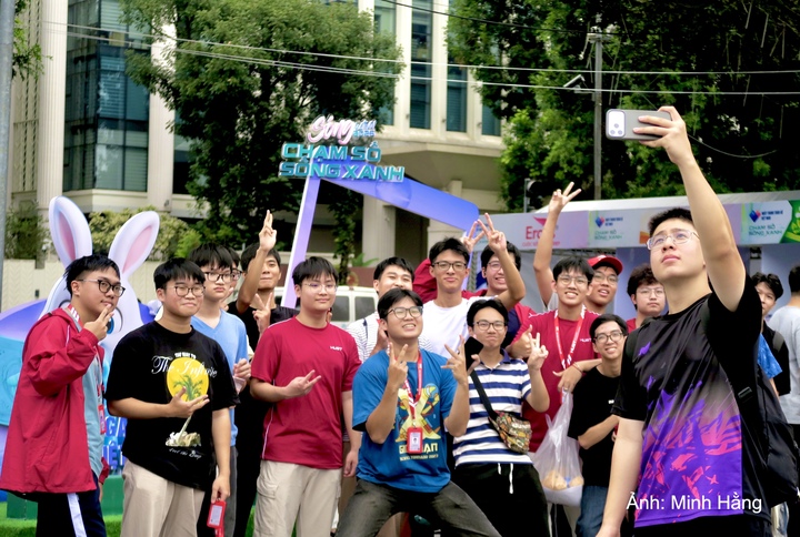 Nhóm sinh viên Đại học Bách Khoa Hà Nội check-in với các gian hàng trải nghiệm tại Sóng Festival 2026.