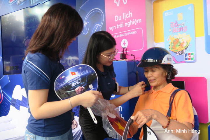 Bà Ngọc được hỗ trợ mở tài khoản và nhận quà tặng tại gian hàng MB Bank.
