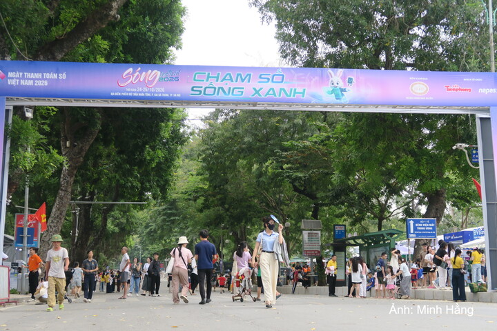 Bầu không khí nhộn nhịp của người dân tại Sóng Festival trong sáng ngày 25/10.