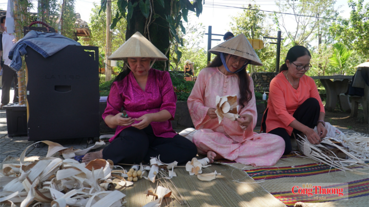 Gắn du lịch với thương mại, làng cổ Lộc Yên những năm gần đây còn được biết đến với những sản phẩm thủ công độc đáo từ mo cau.